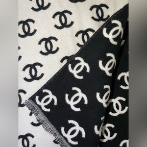 ♥️SOLD♥️ CHANEL cashmere CC logo scarf in black and white brand new NWT